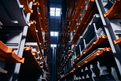 Maschinenpark und moderne Arbeitsplätze